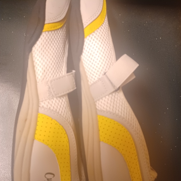 Curves for women sz 10 sneakers - Picture 3 of 4